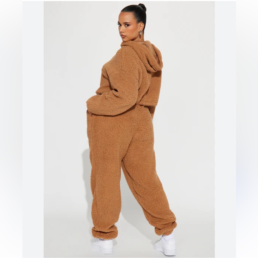 NWOT SHEIN Warm Brown‎ Little Teddy Sherpa
Jogger Set - Mocha